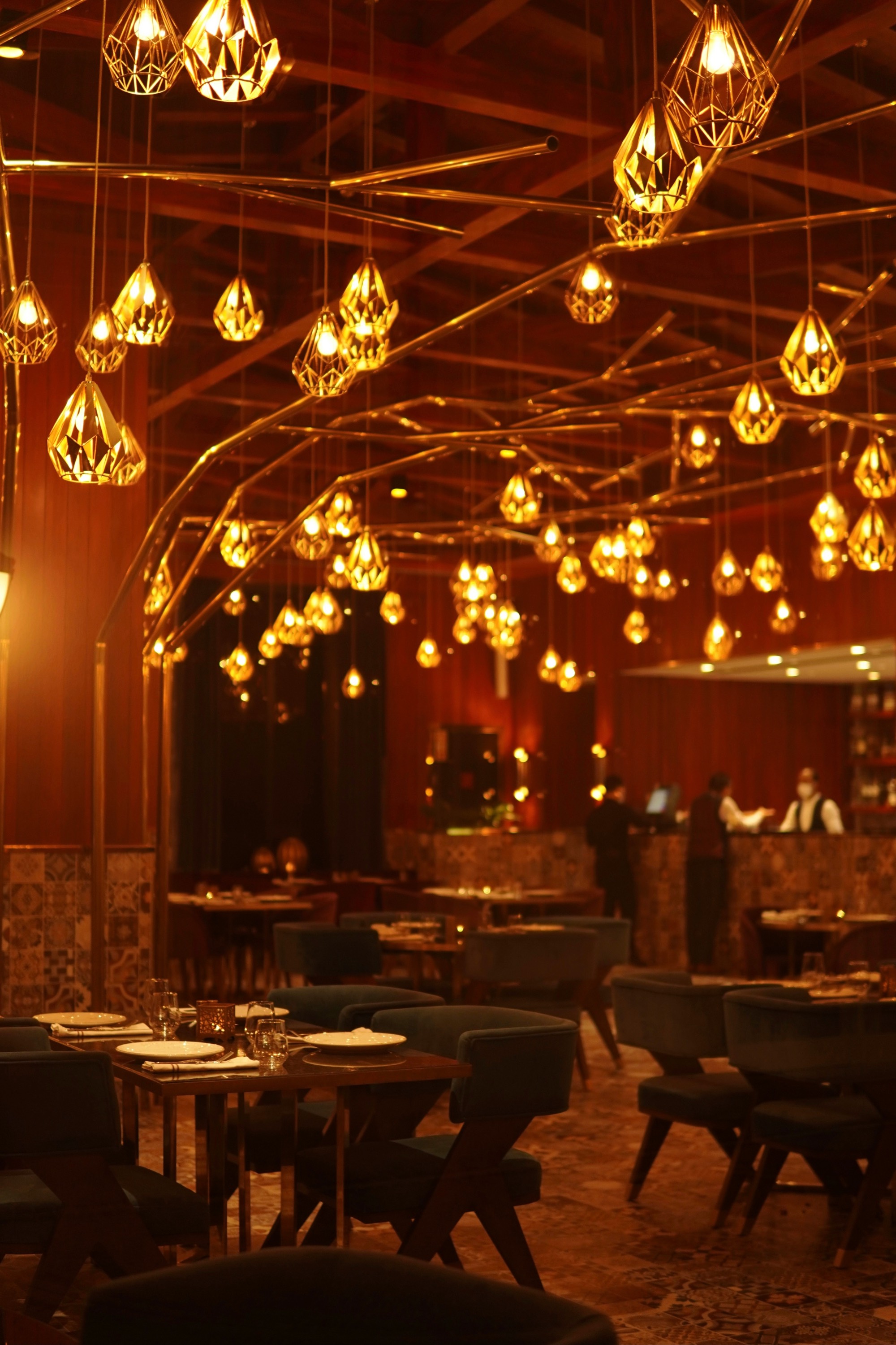Weinbar-Interieur bei warmem Licht, Muster-Motiv
