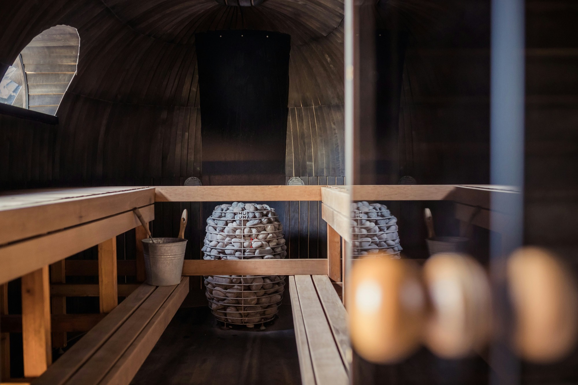 Fass-Sauna in warmem Holz, Muster-Motiv