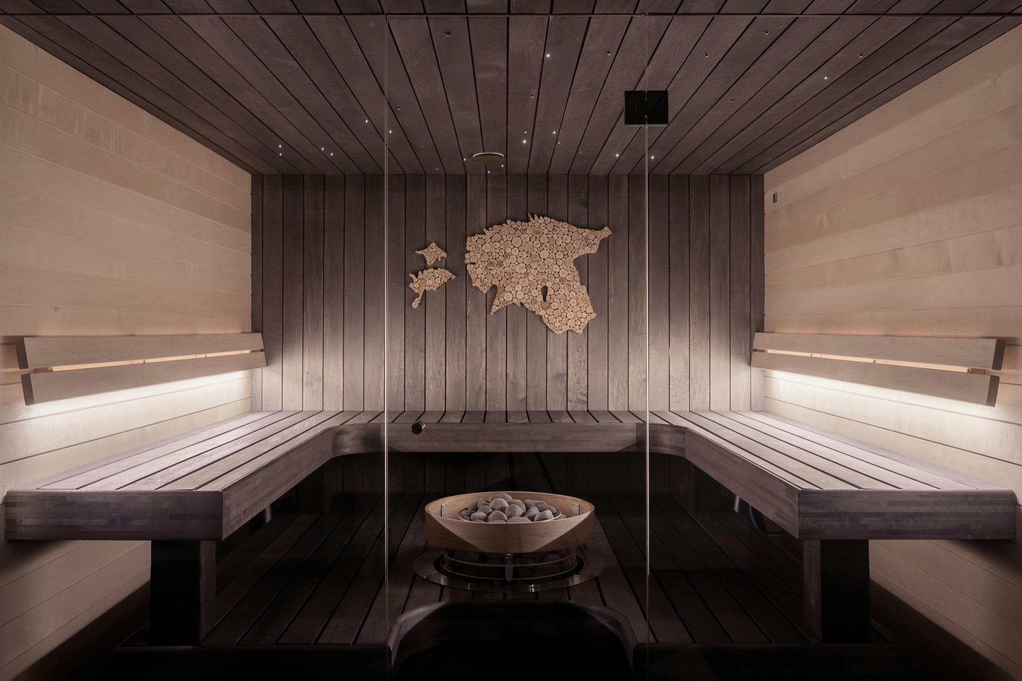 Sauna-Innenraum in warmem Holz, Muster-Motiv