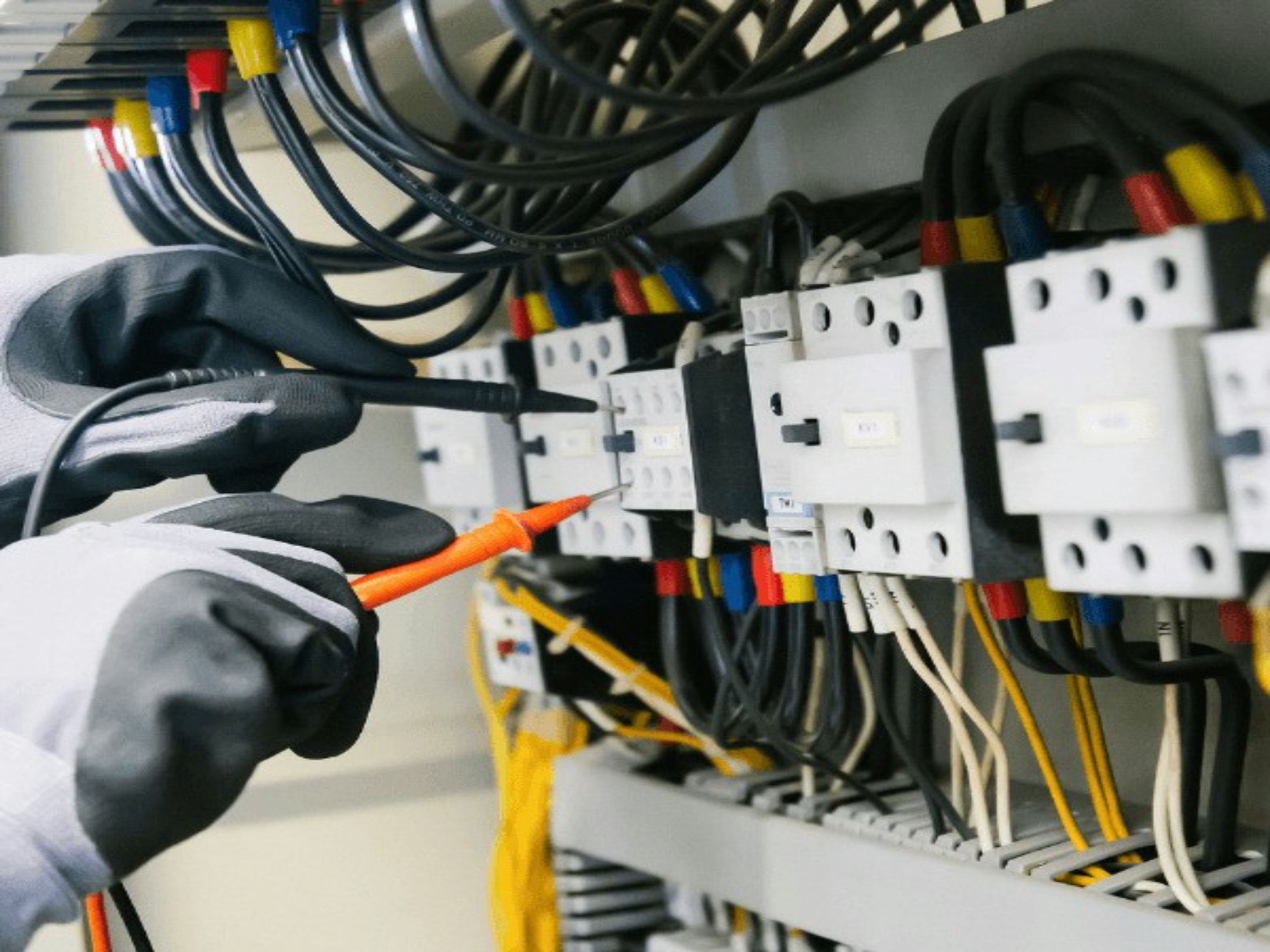 Elektroinstallation an einer Verteilung, Muster-Motiv
